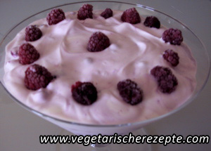 Quark-Joghurt-Creme mit Beerenobst