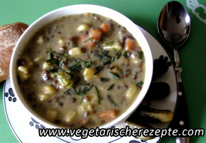 Linsensuppe mit Kartoffeln und Kräutern