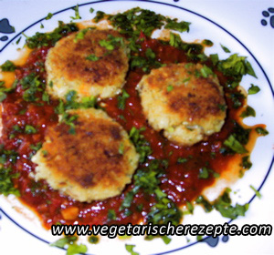 Reisbällchen auf Tomatengemüse